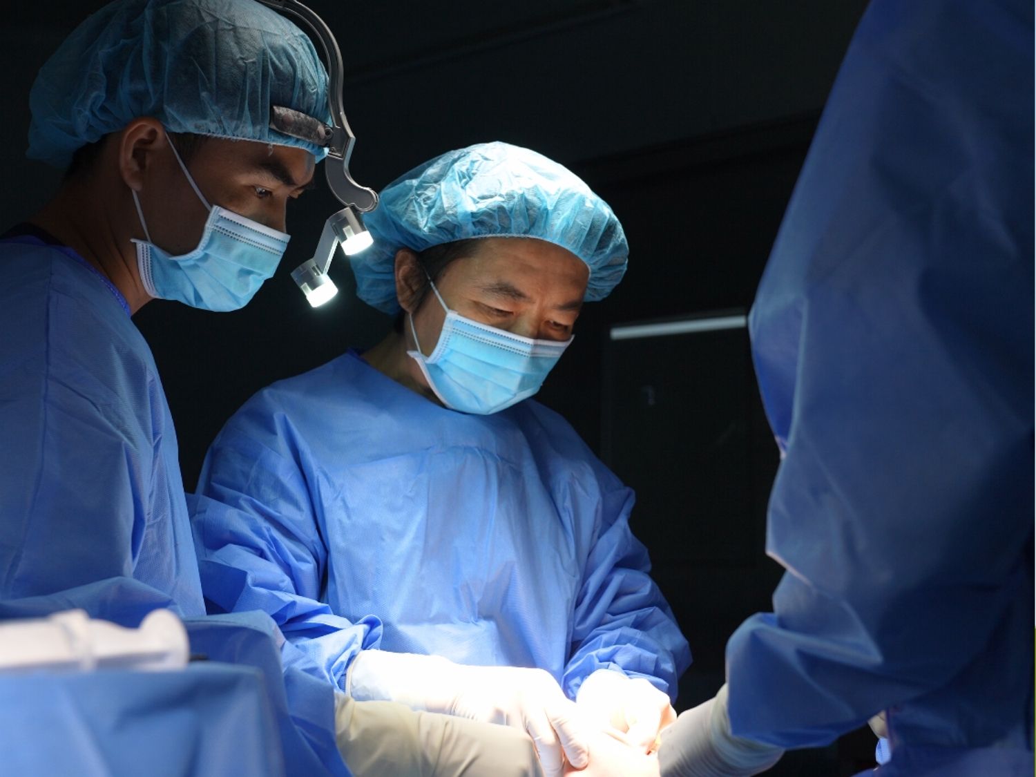 Ekip bác sĩ phẫu thuật hàm cho Trà My