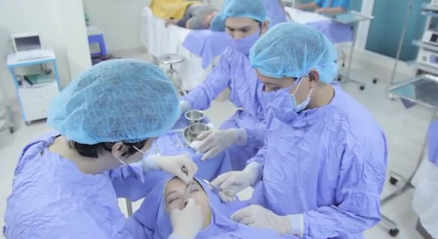 Cận cảnh quy trình nâng mũi được thực hiện bởi các bác sĩ Kangnam